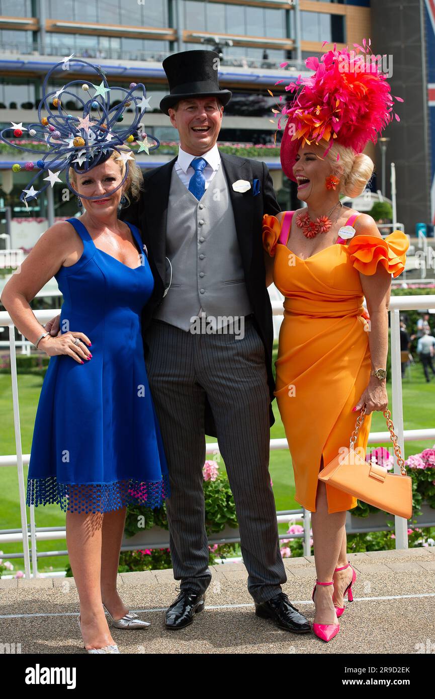 Ascot, Berkshire, Großbritannien. 23. Juni 2023. Milliner Viv Jenner und ihr Mann Paul mit Milliner Rachel Ellis Oates. Es war ein weiterer Tag voller Mode und Hüte, als Rennfahrer am vierten Tag des Royal Ascot auf der Rennbahn in Ascot ankommen. Kredit: Maureen McLean/Alamy Stockfoto