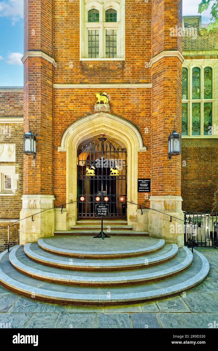 LONDON ENGLAND EIN AUFWÄNDIGER EINGANG ZUR MITTLEREN TEMPELHALLE MIT GOLDENEM LAMM GOTTES UND FLAGGE MIT ST. GEORGES KREUZ Stockfoto