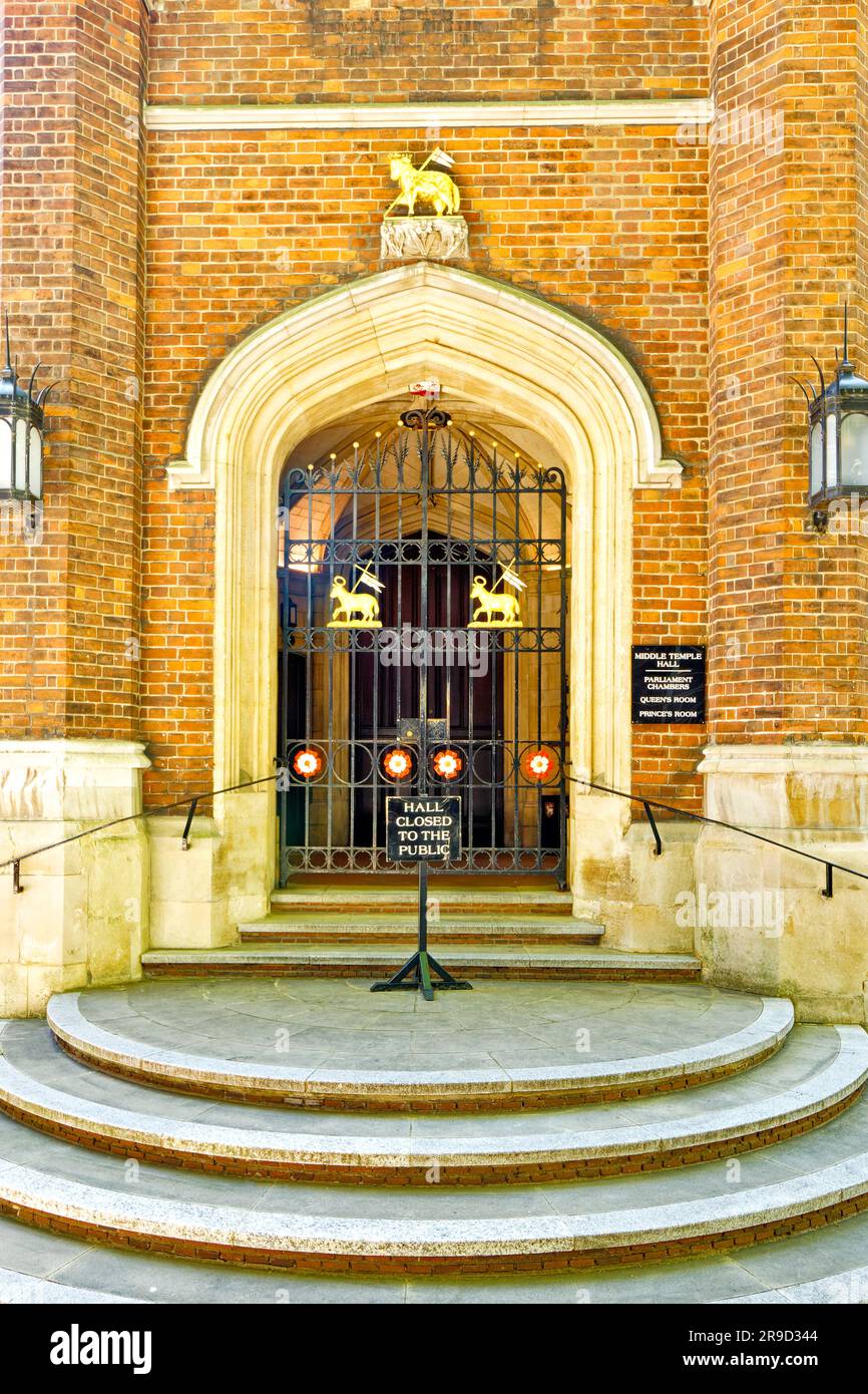 LONDON ENGLAND DER RAFFINIERTE EINGANG ZUR MITTLEREN TEMPELHALLE MIT GOLDENEN LÄMMERN GOTTES UND FLAGGEN MIT ST. GEORGES KREUZ Stockfoto