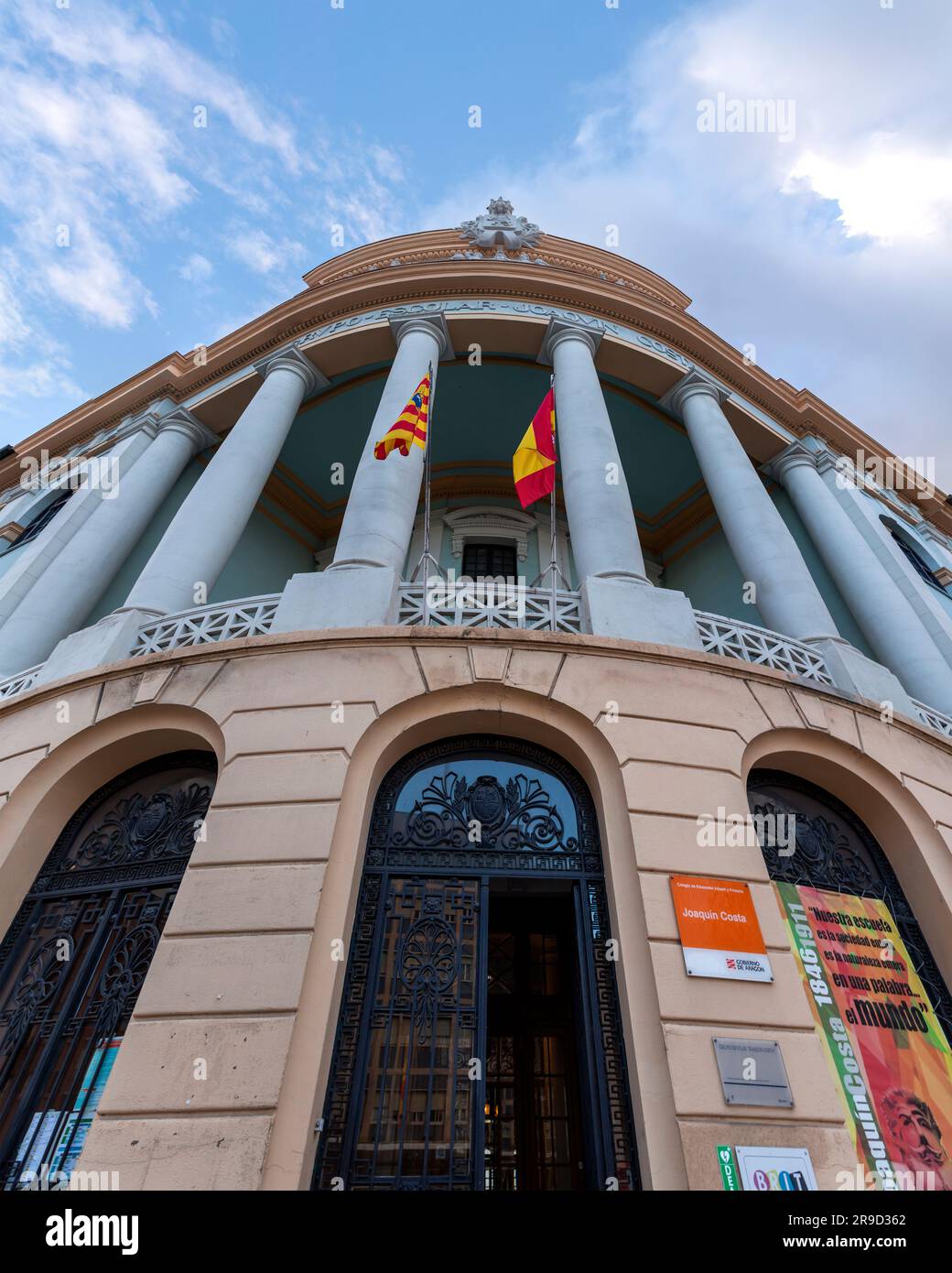 Saragossa, Spanien - 14. Februar 2022: Die Joaquin Costa Schule ist ein Gebäude in Saragossa, das Werk des Architekten Miguel Angel Navarro; erbaut 1 Stockfoto