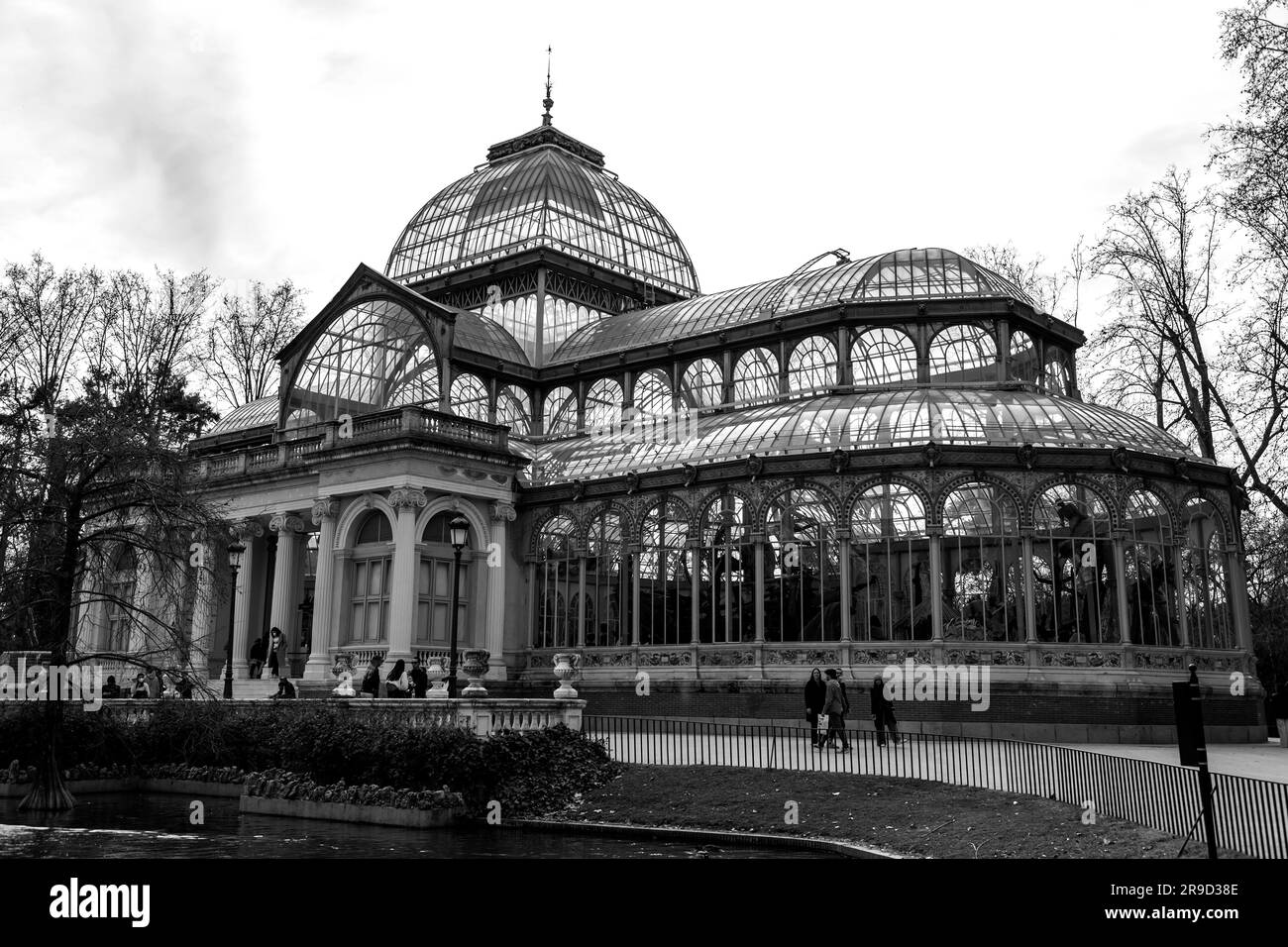 Madrid, Spanien - 16. FEBRUAR 2022: El Palacio de Cristal, der Glaspalast ist ein Konservatorium im Park Buen Retiro in Madrid. Ursprünglich als Stockfoto