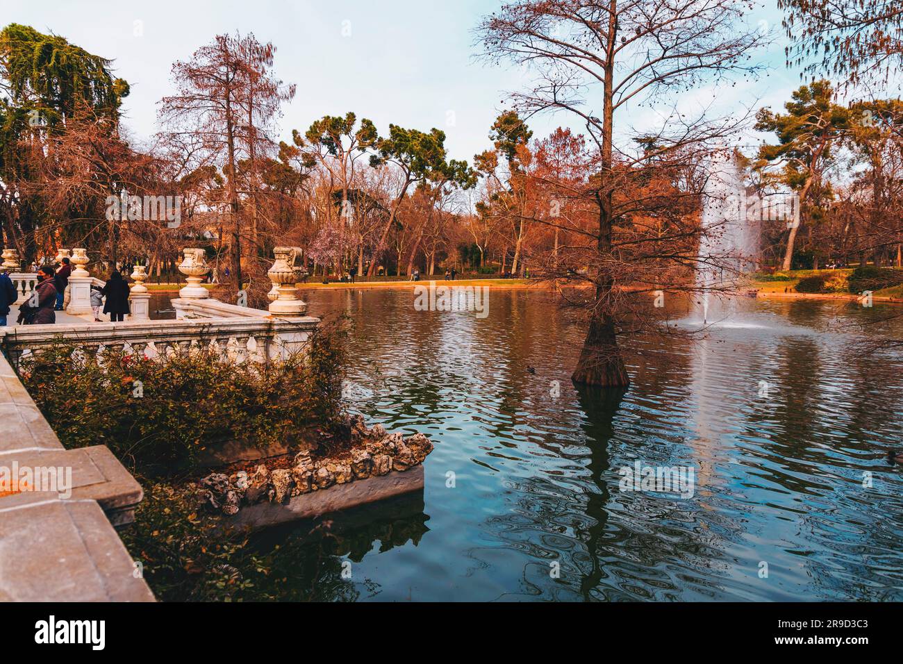 Madrid, Spanien - 16. FEBRUAR 2022: Naturszene und Landschaft im Retiro Park, einem großen städtischen Park in Madrid, Spanien. Stockfoto