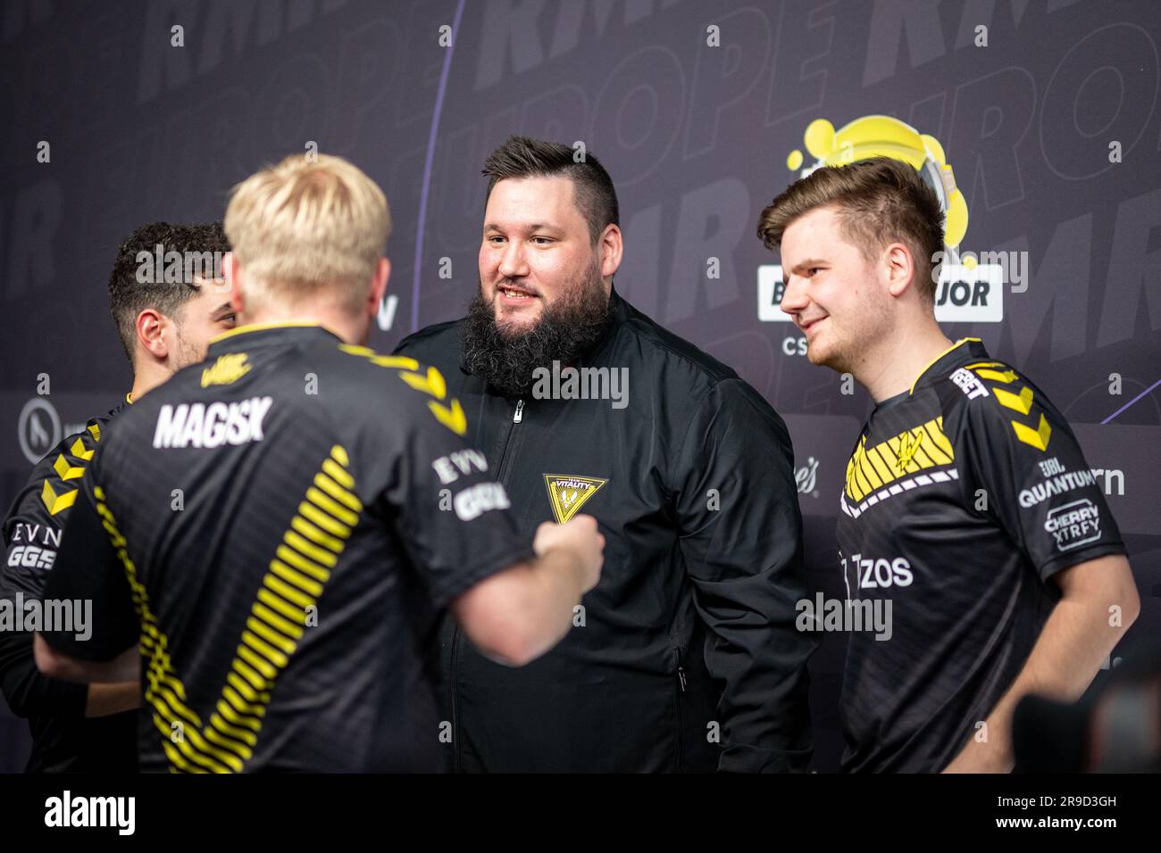 Die Spieler aus dem eportierten Team Vitality, im BLAST Studio. In ...