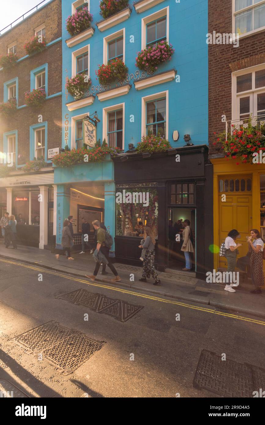 Brewer Street mit bunten Häusern, Geschäften und Touristen Stockfoto