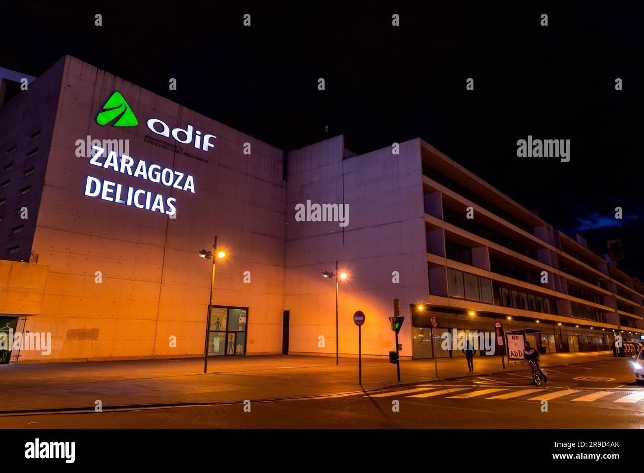 Zaragoza, Spanien - 14. FEBRUAR 2022: Außenansicht des Bahnhofs Delicias, dem wichtigsten öffentlichen Verkehrsknotenpunkt der Stadt Saragoza, Aragon, Spanien. Stockfoto