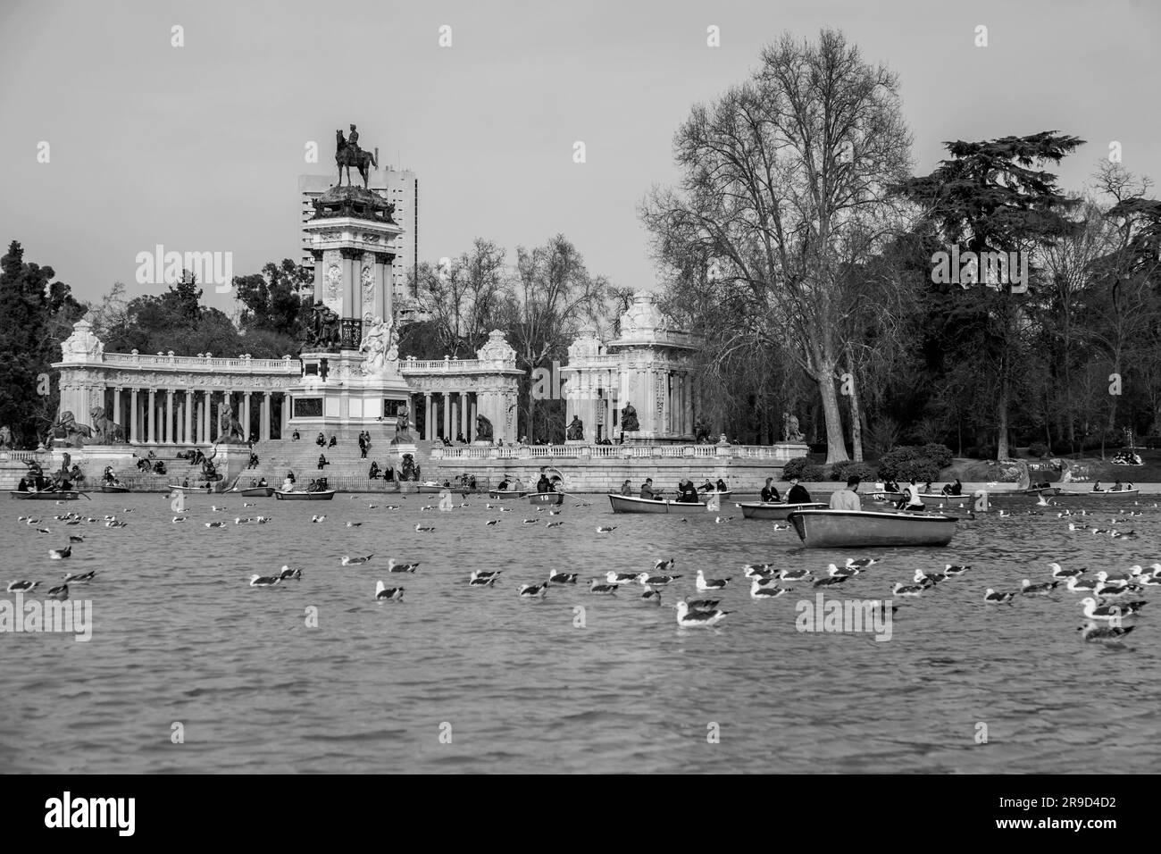 Madrid, Spanien - 16. FEBRUAR 2022: Ruderboote auf dem Teich im Buen Retiro Park in Madrid, Spanien. Stockfoto