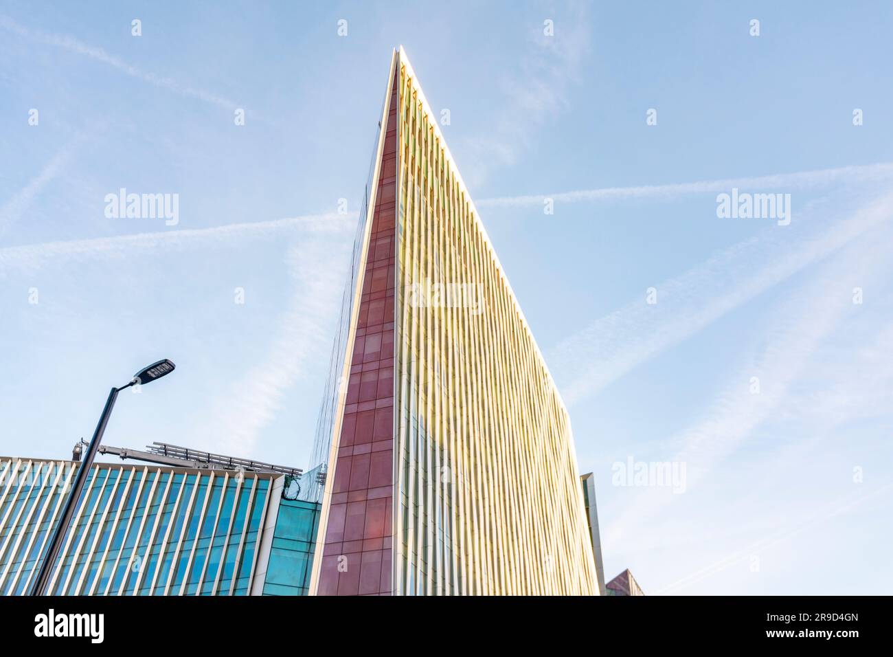 Moderne Geschäftsgebäude und Victoria Theater am Bahnhof Victoria Stockfoto