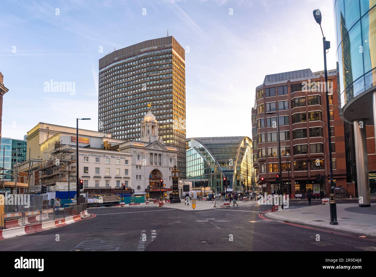 Victoria Theater mit modernen Geschäftsgebäuden, westliches Ministerium Stockfoto