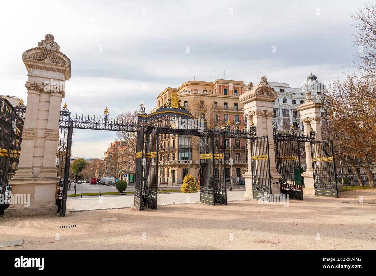 Madrid, Spanien - 16. FEBRUAR 2022: Puerta de Espana Tor zum Buen Retiro Park, einem großen städtischen Park in Madrid, Spanien. Stockfoto