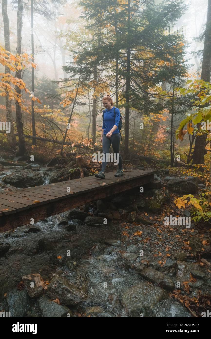 Eine Frau, die auf dem Weg wandert Stockfoto