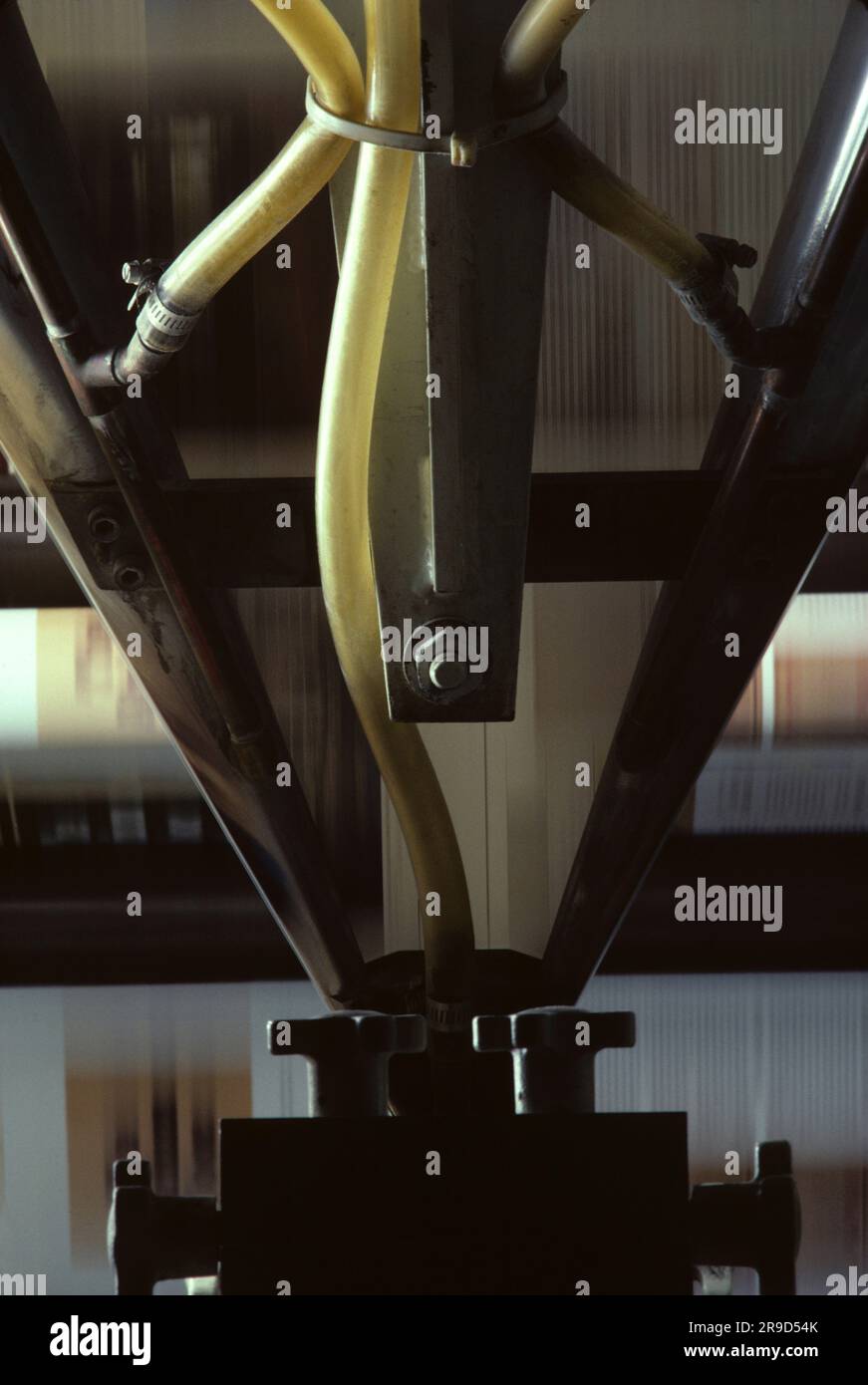 Nahaufnahme von Druckmaschinen während des Druckens. Stockfoto