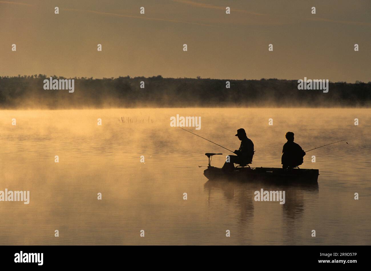 Ein paar Barsche angeln im Morgengrauen mit Nebel, der im Süden von Illinois aufgeht. Stockfoto