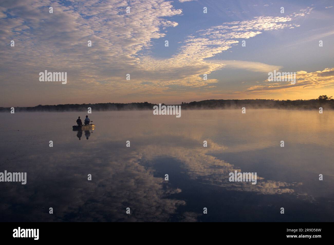 Ein paar Barsche angeln im Morgengrauen mit Nebel, der im Süden von Illinois aufgeht. Stockfoto