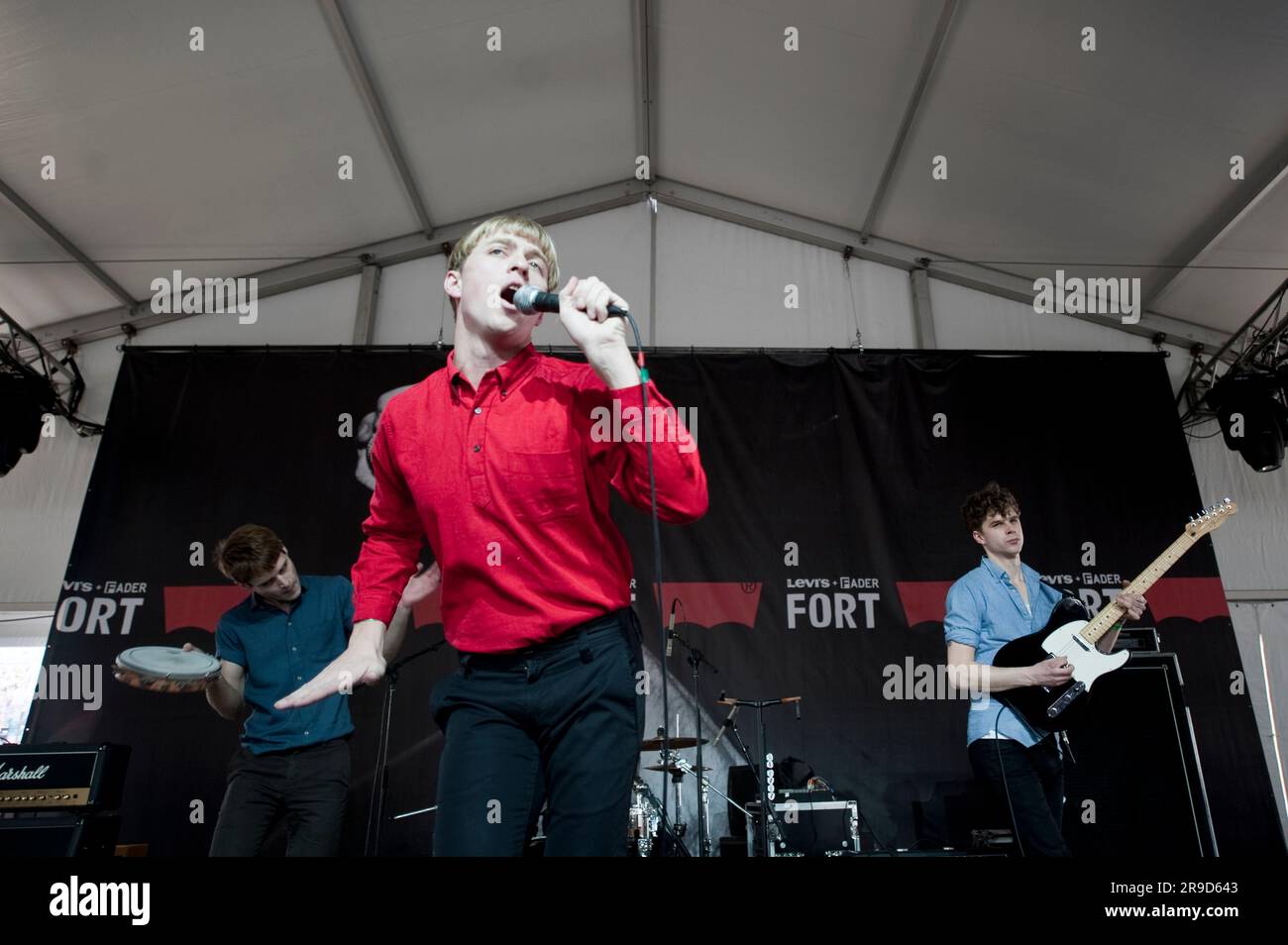 Die Rockband Brooklyn, The Drums, tritt während des SXSW 2010 auf der Bühne auf. Stockfoto