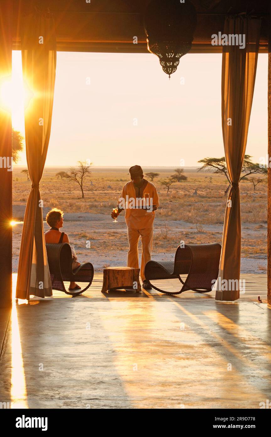 Sundowner Drink serviert an Deck, The Fort at Fisher's Pan, Onguma Safari Camp, in der Nähe des Etosha Nationalparks, Kunene Region, Namibia Stockfoto
