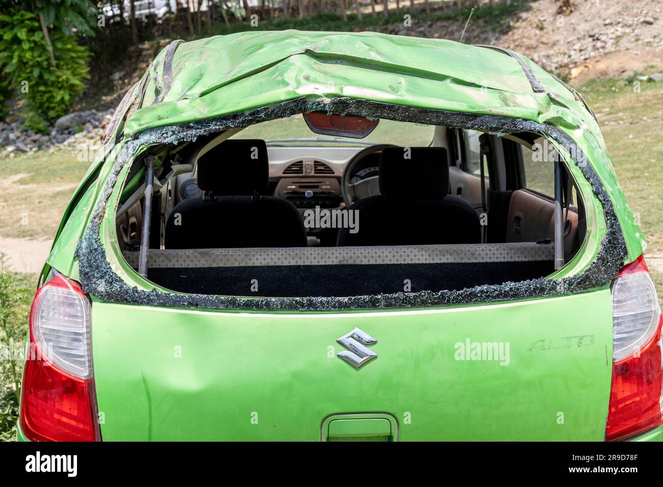 Suzuki-Alto-Auto bei Verkehrsunfall völlig zerstört: SWAT, Pakistan - 10. Juni 2023. Stockfoto