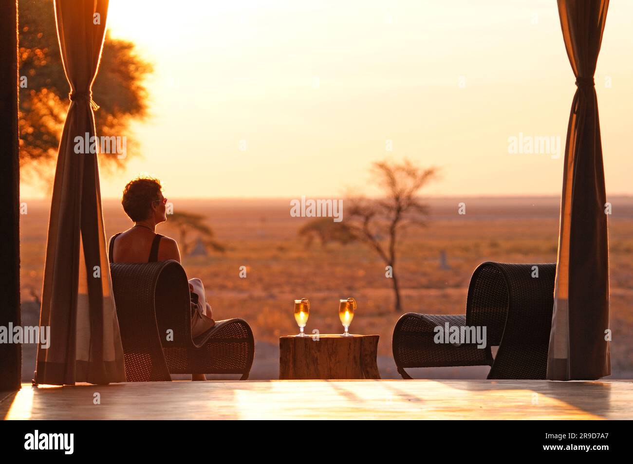 Sundowner Drink serviert an Deck, The Fort at Fisher's Pan, Onguma Safari Camp, in der Nähe des Etosha Nationalparks, Kunene Region, Namibia Stockfoto