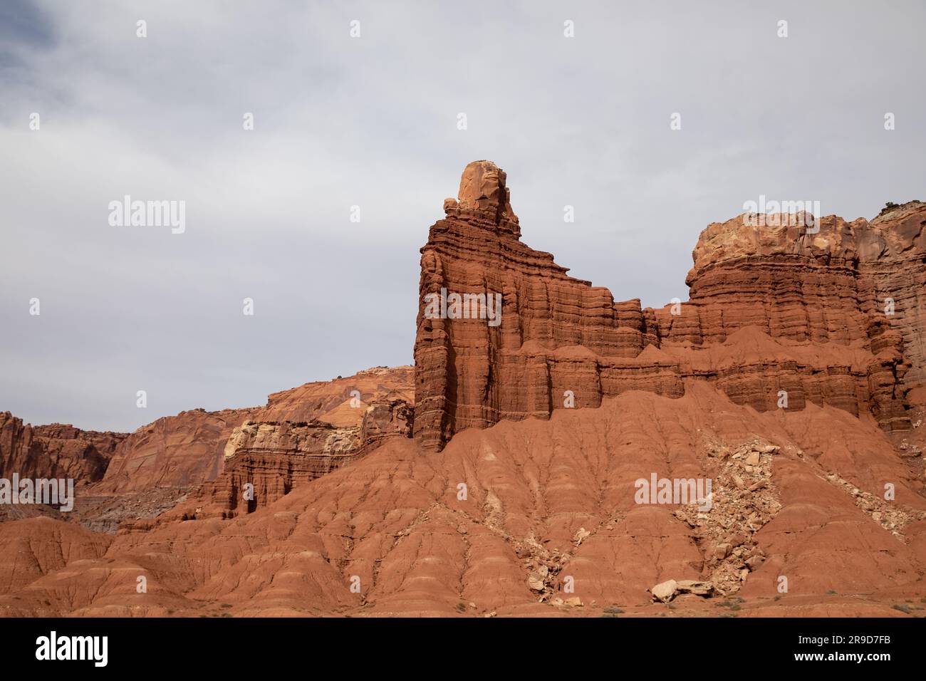 Felsformationen im Capital Reef National Park auf einer Panoramastraße Stockfoto