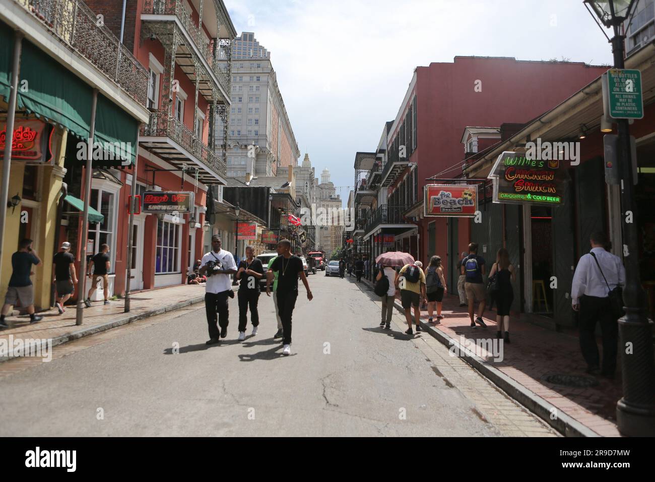 Leute, die auf der Bourbon Street in New Orleans spazieren gehen Stockfoto