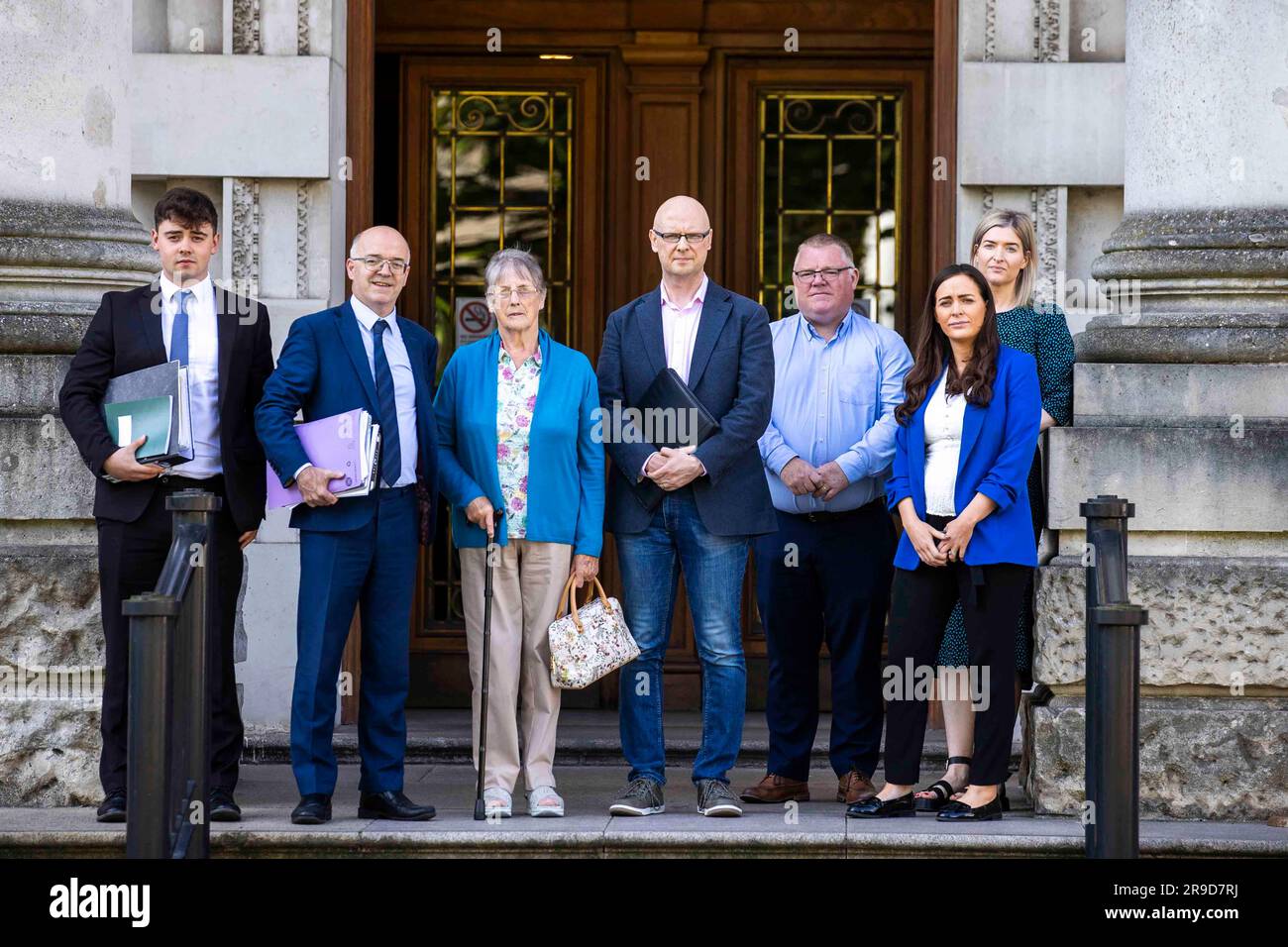 (Von links nach rechts) Anwälte Darragh O'Kane und Adrian O'Kane, Patsy Kellys Witwe Teresa Kelly Sohn Patsy Kelly Jr. und Vertreter von Sinn Fein Declan McAleer MLA, Abgeordneter von Orfhlaith Begley, Und Nicola Brogan MLA am Obersten Gerichtshof in Belfast zu einer Vorverhandlung, da die Familie des nationalistischen Stadtrats, der von Loyalisten-Paramilitärs getötet wurde, eine gerichtliche Anfechtung der Entscheidung, eine neue Untersuchung abzulehnen, anfechten wird. Patsy Kelly wurde im Juli 1974 tot aufgefunden, drei Wochen nachdem er als vermisst gemeldet wurde. Stockfoto