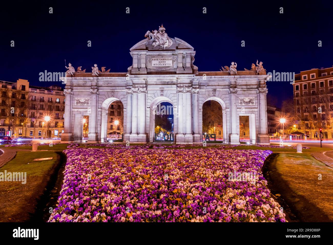 Madrid, Spanien – 17. Februar 2022: Die Puerta de Alcala ist ein neoklassizistisches Tor auf der Plaza de la Independencia in Madrid, Spanien. Stockfoto