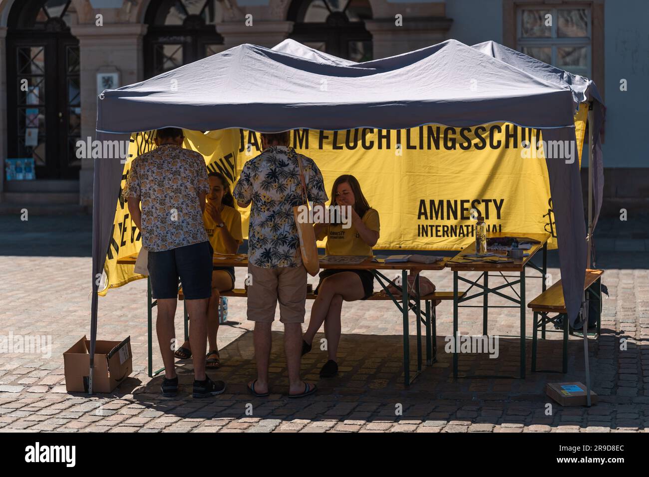 Landau, Deutschland. 25. Juni 2023. Amnesty International Stand mit Menschenrechten und Flüchtlingsschutz als Thema. Der Nachhaltigkeitstag findet zum achten Mal statt. An verschiedenen Ständen liegt der Schwerpunkt auf Verbrauch, Mobilität, Lebensstil und Ernährung. Die Veranstalter hoffen, Besucher dazu zu inspirieren, ihre Gewohnheiten zu überdenken und die Lebensweise zu ändern. Kredit: Gustav Zygmund/Alamy News Stockfoto