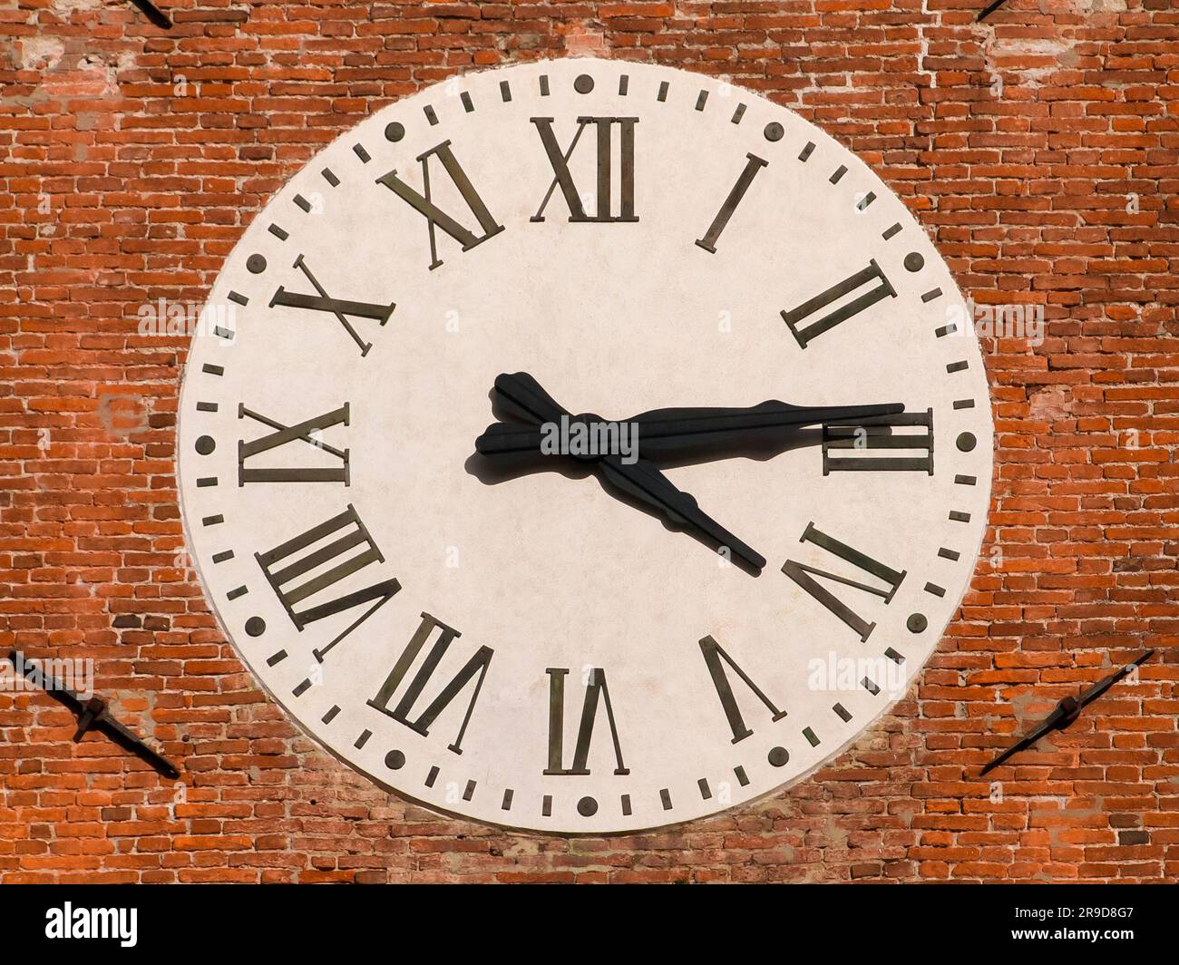 Zeit und Stunden. Alte Uhr mit römischen Zahlen Stockfoto