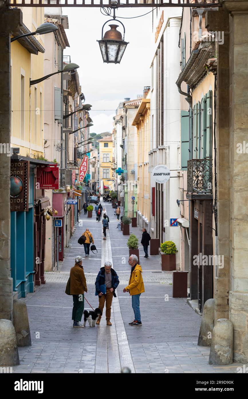 Leute, die ein geselliges Gespräch in der Innenstadt von Carcassonne, Frankreich, führen Stockfoto