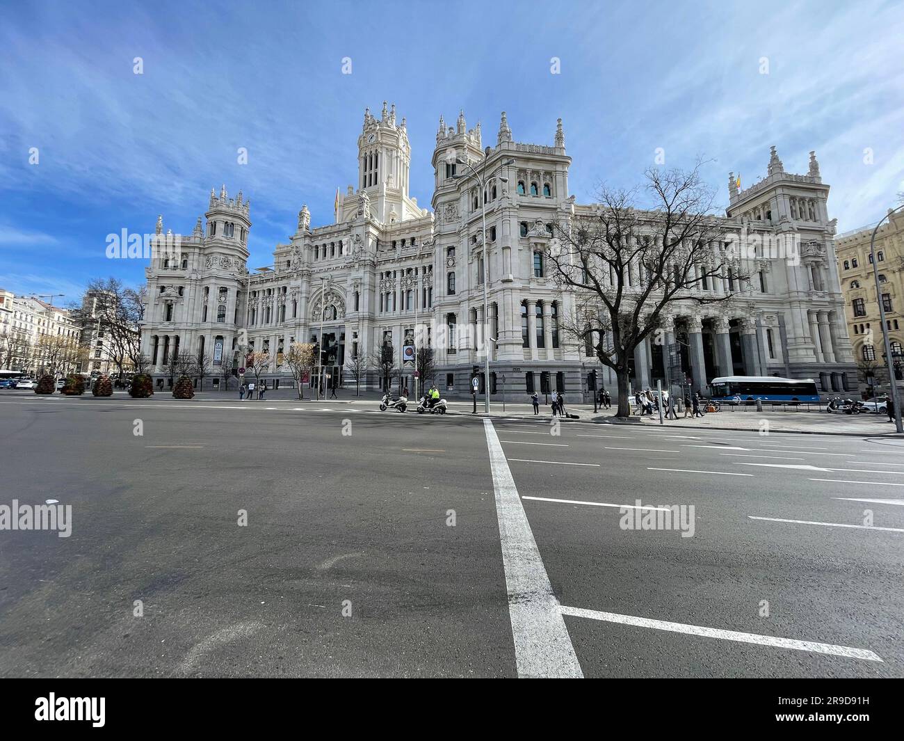 Madrid, Spanien - 16. Februar 2022: Cibeles Palace, formell bekannt als Palacio de Comunicaciones, ist ein Komplex bestehend aus zwei Gebäuden mit weißen Fassaden in C Stockfoto