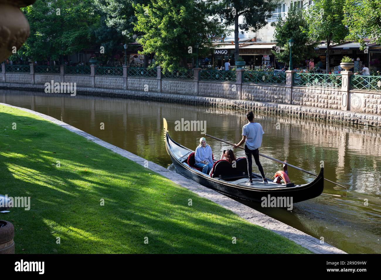 Eskisehir, Türkei- 06-23-2023: Die Menschen genießen den sonnigen Frühlingstag am Fluss Porsuk, Eskisehir. Leute, die eine Stadtbesichtigung mit der Gondel am Porsuk Rive machen Stockfoto