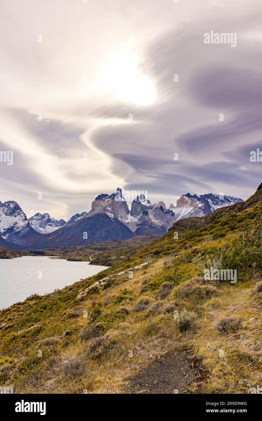 Senkrechtes Bild der Berge im Bergmassiv Torres del Paine mit spektakulären Wolken, Nationalpark, Chile, Patagonien, Südamerika Stockfoto