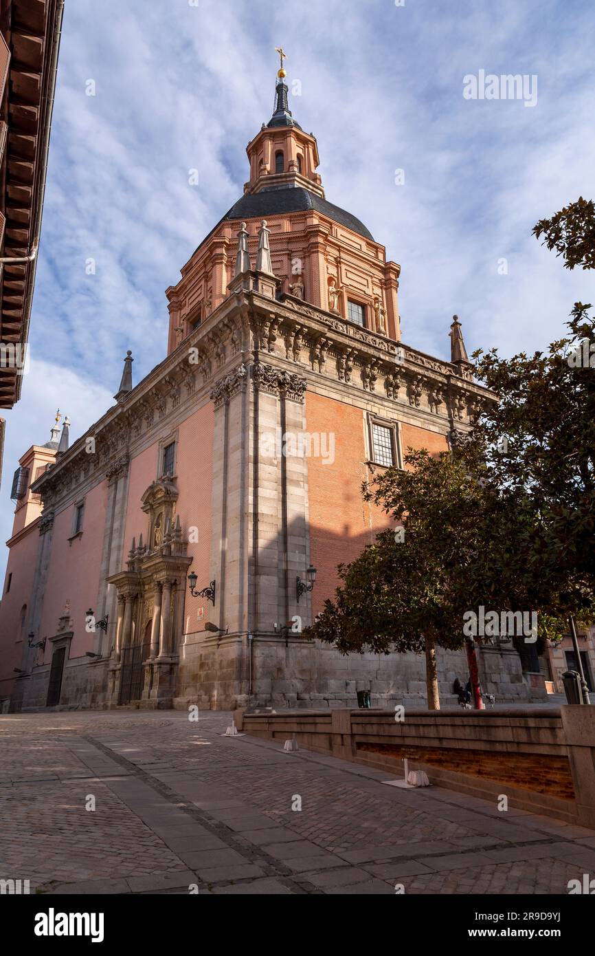 Madrid, Spanien - 16. FEBRUAR 2022: Die Kirche San Andres ist eine Kirche in Madrid, Spanien. Es wurde 1995 zum Bien de Interés Cultural erklärt. Stockfoto