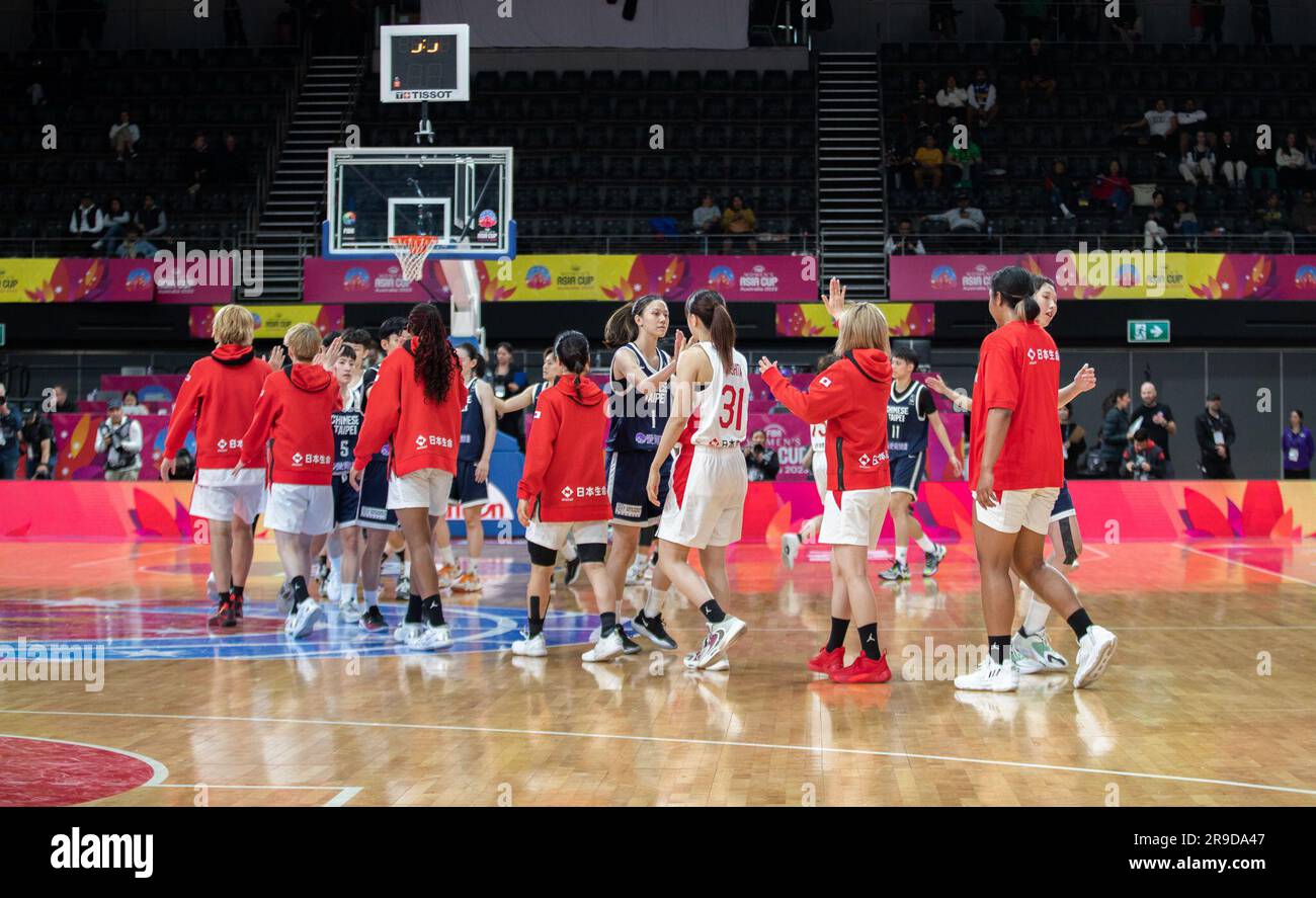Sydney, Australien. 26. Juni 2023. Die Spieler beider Teams begrüßen sich nach ihrem Spiel der Gruppe B beim FIBA Women's Asia Cup 2023 in Sydney, Australien, am 26. Juni 2023. Kredit: Hu Jingchen/Xinhua/Alamy Live News Stockfoto