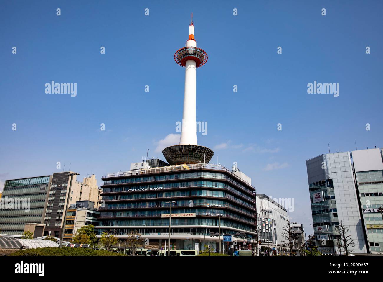 Kyoto Tower und Kyoto Tower Hotel, April 2023, Japan, Asien Stockfoto