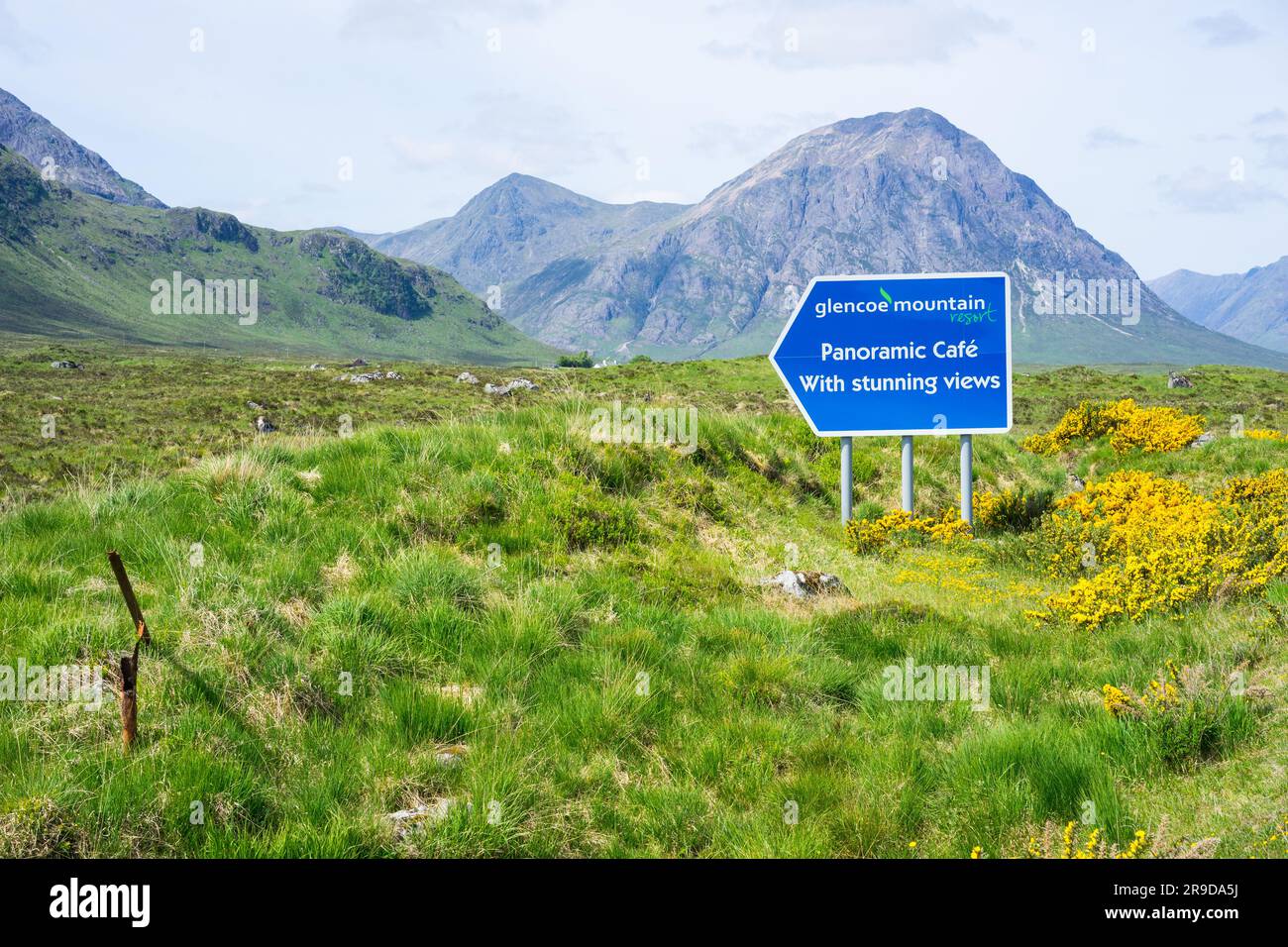 Cafe-Schild am Glen Etive mit Buachaille Etive Mor Mountain in der Ferne, Scottish Highlands, Schottland, Großbritannien. Stockfoto