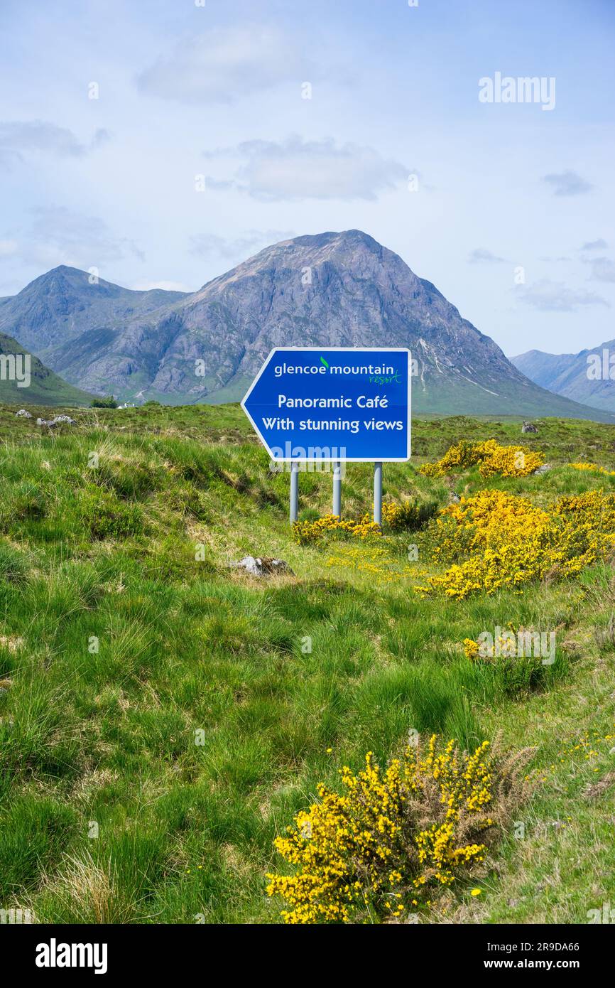 Cafe-Schild am Glen Etive mit Buachaille Etive Mor Mountain in der Ferne, Scottish Highlands, Schottland, Großbritannien. Stockfoto