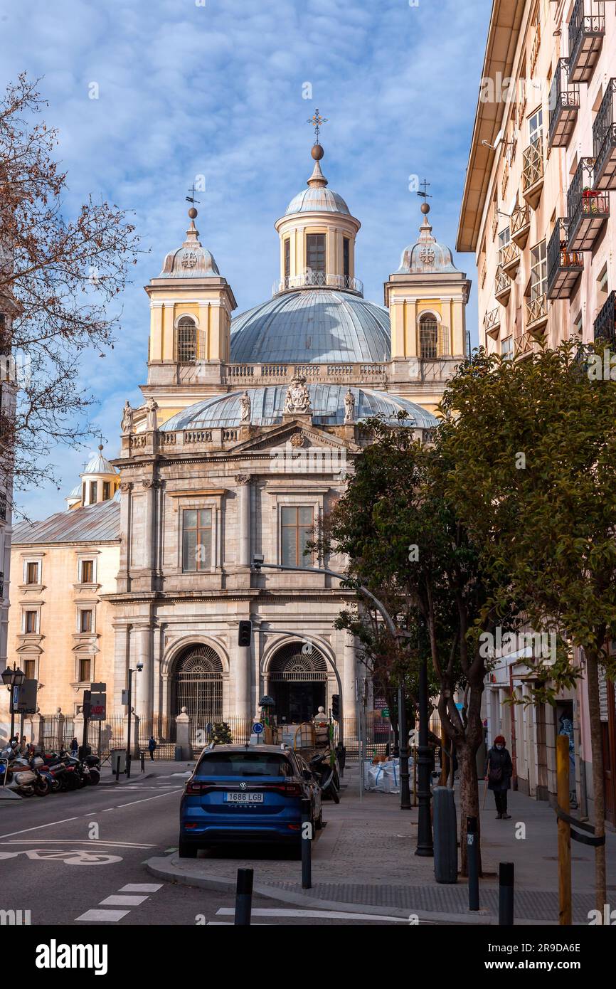 Madrid, Spanien - 16. FEBRUAR 2022: Die Königliche Basilika des Heiligen Franziskus der Großen, Real Basilica de San Francisco el Grande ist eine römisch-katholische Kirche Stockfoto