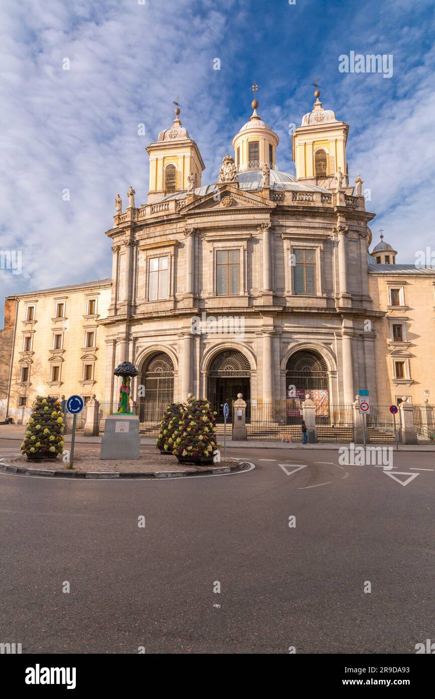 Madrid, Spanien - 16. FEBRUAR 2022: Die Königliche Basilika des Heiligen Franziskus der Großen, Real Basilica de San Francisco el Grande ist eine römisch-katholische Kirche Stockfoto