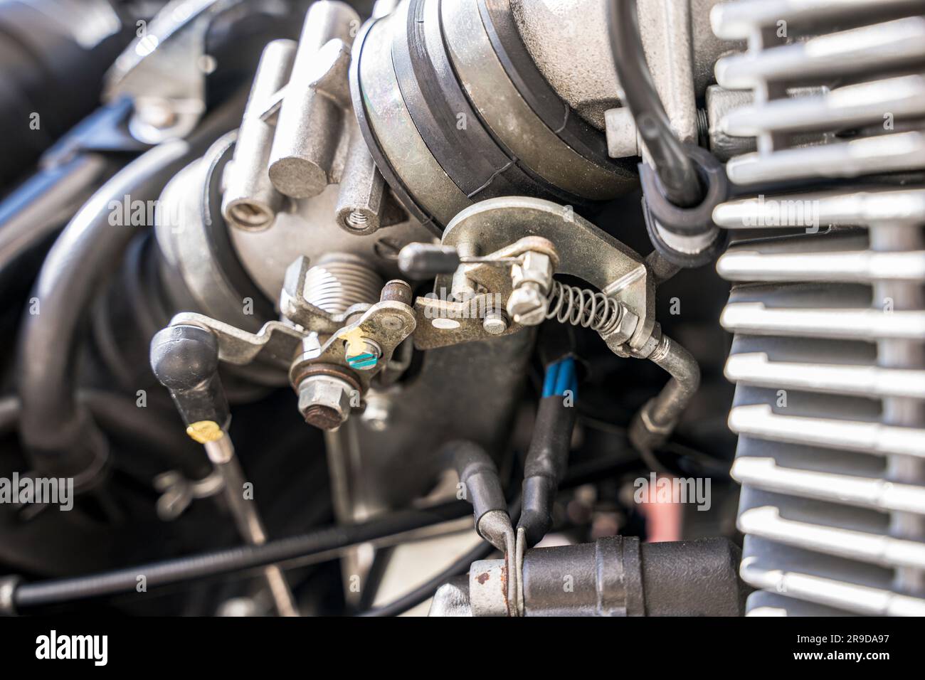 Der Vergaser des Motorrads und die Versorgungsschläuche und Steuerstangen. Kraftfahrzeuge Stockfoto