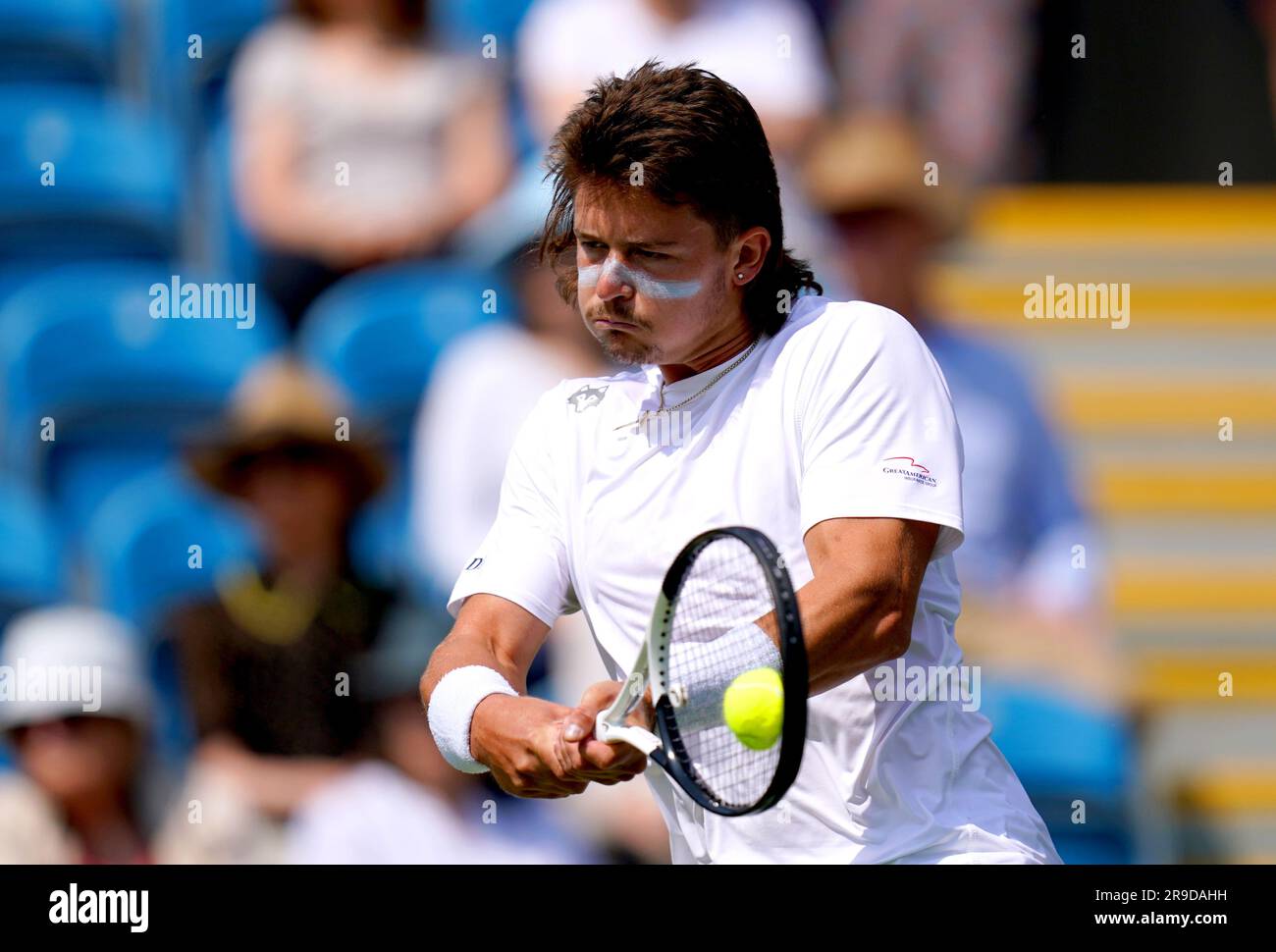 J.J. Wolf in Aktion während seines Singles-Spiels gegen Tomas Martin Etcheverry am dritten Tag des Rothesay International Eastbourne im Devonshire Park. Foto: Montag, 26. Juni 2023. Stockfoto