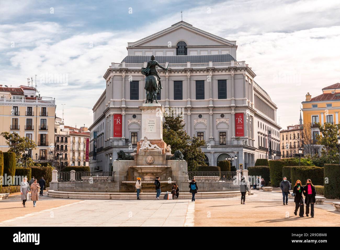 Madrid, Spanien - 16. FEBRUAR 2022: Das Plaza de Oriente ist ein Platz im historischen Zentrum von Madrid. Das Hotel wurde 1844 entworfen und befindet sich vor dem Königspalast Stockfoto