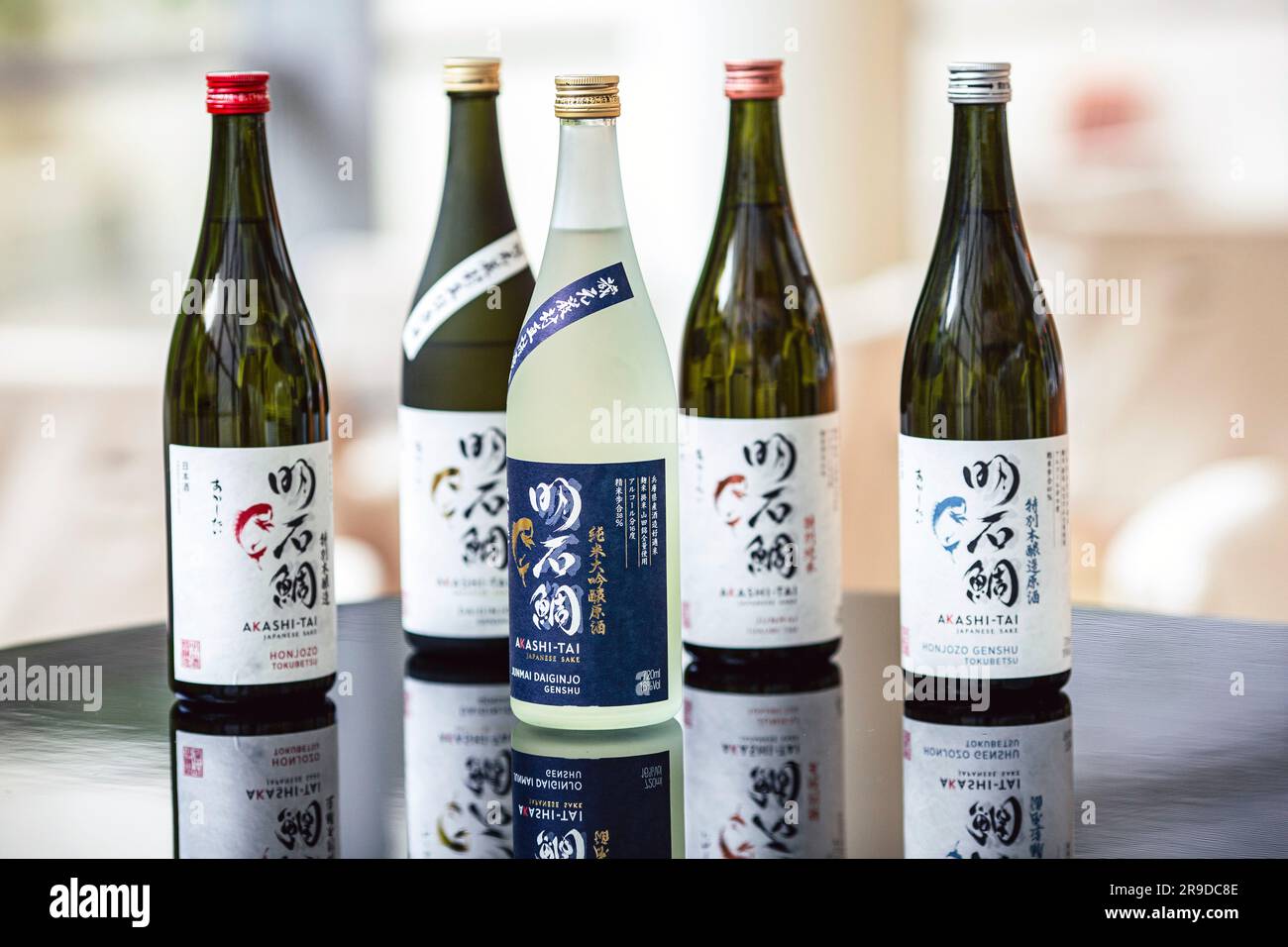 Sake-Flaschen auf dem Regal, japanisches alkoholisches Getränk, Bar, Restaurant, Hintergrundveranstaltung Stockfoto