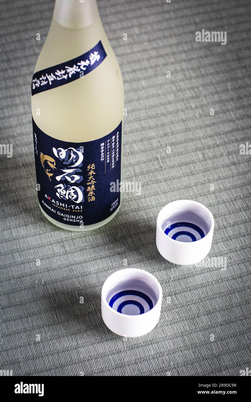 Sake-Tassen und -Flaschen, Sake ist ein japanischer Likör aus fermentiertem Reis. Stockfoto