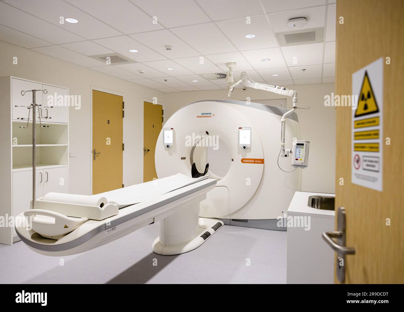 ELST - der CT-Scanner des Krankenhauses Rijnstate in Elst. Das Krankenhaus ist CO2-neutral durch den Einsatz von Solarenergie und grünem Wasserstoff und in Bezug auf Energie (langfristig) völlig autark. ANP SEM VAN DER WAL niederlande raus - belgien raus Stockfoto