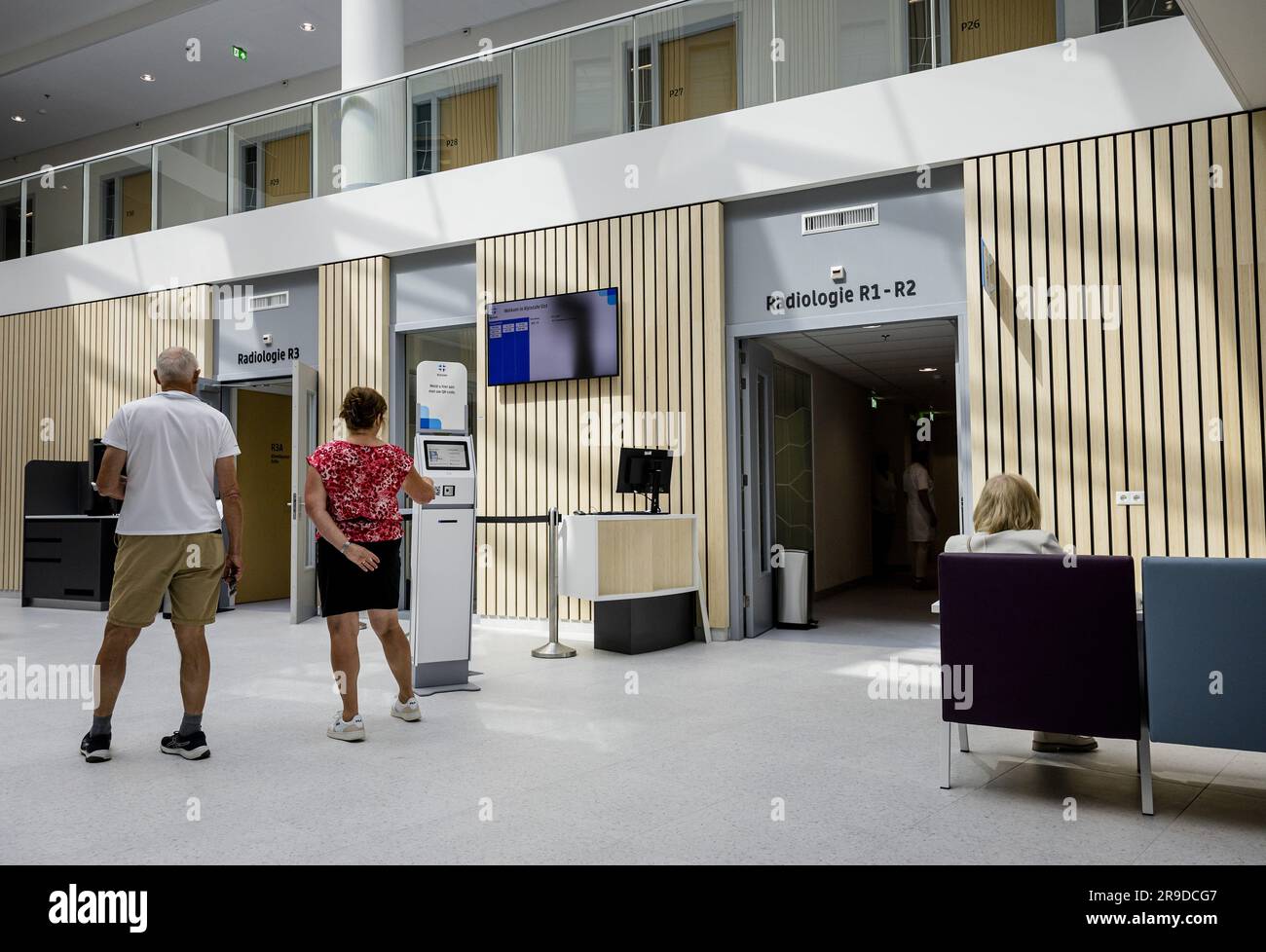ELST - Innere des Rijnstate Krankenhauses in Elst. Das Krankenhaus ist CO2-neutral durch den Einsatz von Solarenergie und grünem Wasserstoff und in Bezug auf Energie (langfristig) völlig autark. ANP SEM VAN DER WAL niederlande raus - belgien raus Stockfoto