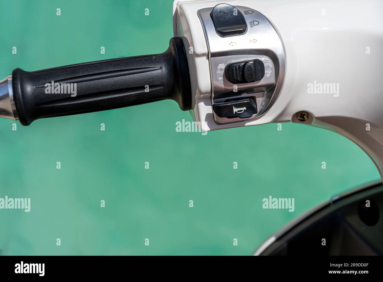 Tasten für Bremsgriff, Gips und Instrumentensteuerung am Lenker des Motorrads. Bremshebel am Lenker des Rollers. Schalter für Stockfoto