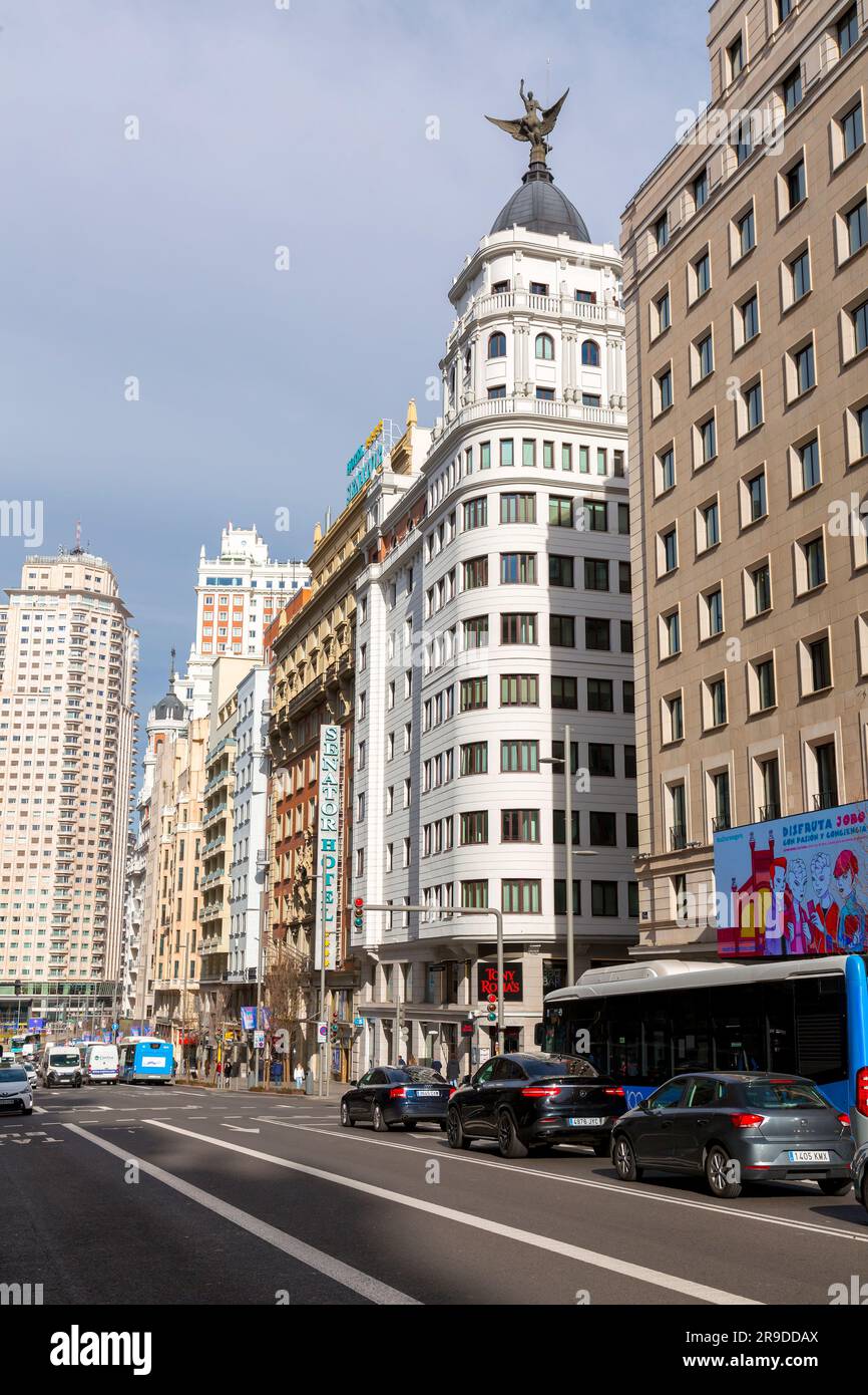 Madrid, Spanien - 16. FEBRUAR 2022: Die Gran Via ist eines der wichtigsten Einkaufsviertel Madrids, mit einer großen Anzahl an Hotels und Kinos. Stockfoto