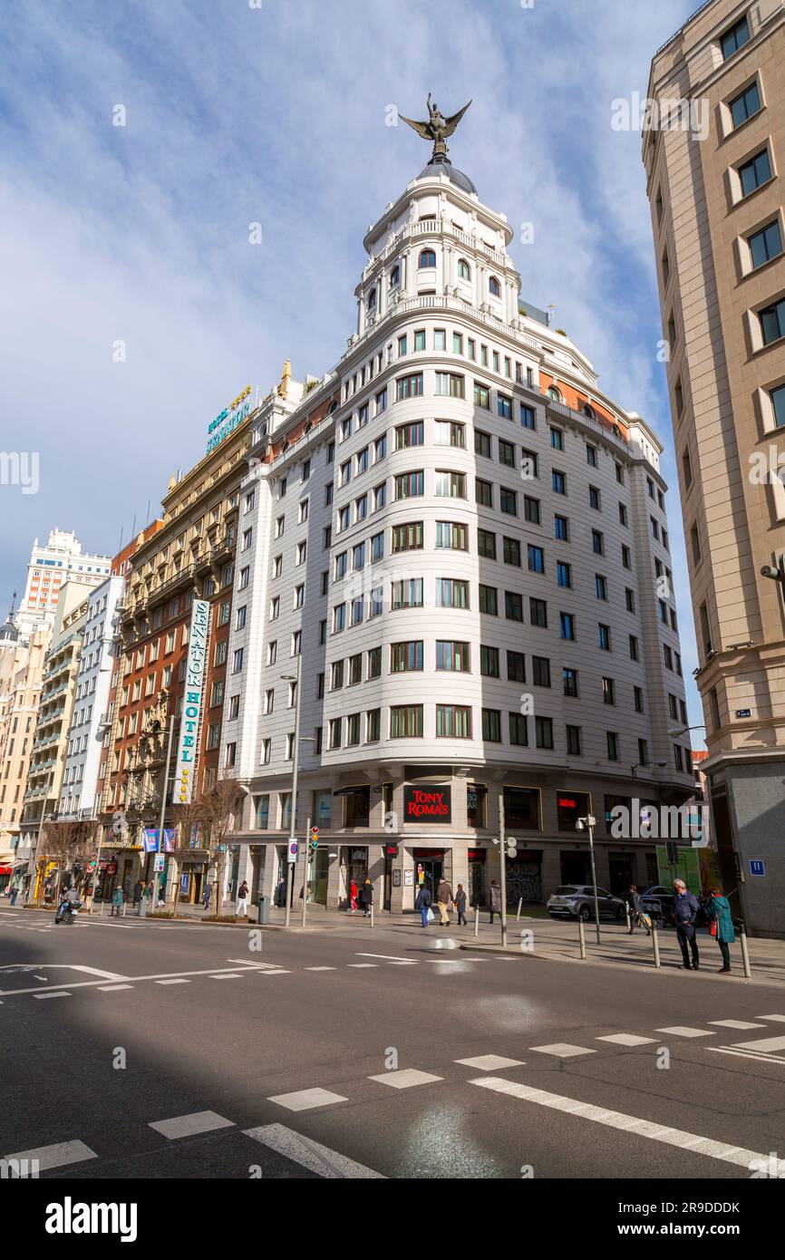 Madrid, Spanien - 16. FEBRUAR 2022: Die Gran Via ist eines der wichtigsten Einkaufsviertel Madrids, mit einer großen Anzahl an Hotels und Kinos. Stockfoto