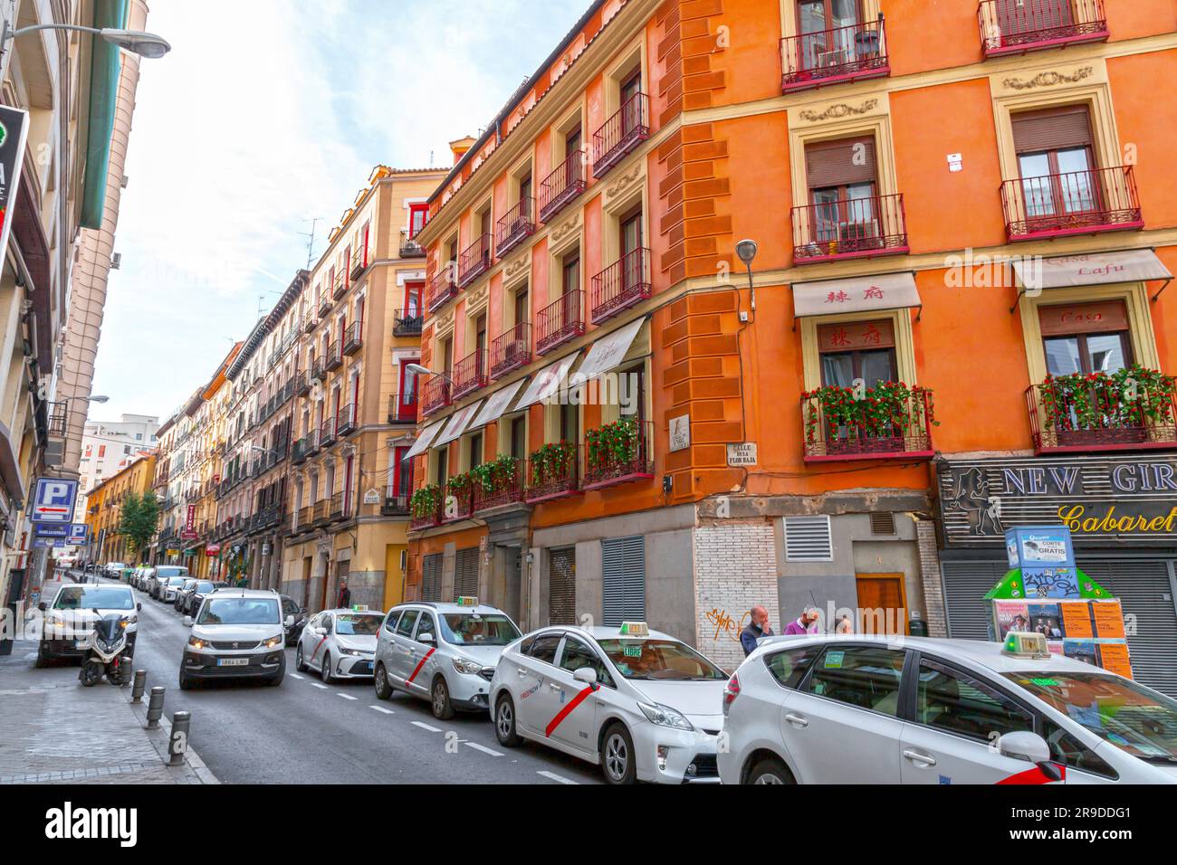 Madrid, Spanien - 16. FEBRUAR 2022: Allgemeine Architektur und Straßenblick in den zentralen Straßen von Madrid, der Hauptstadt Spaniens. Stockfoto