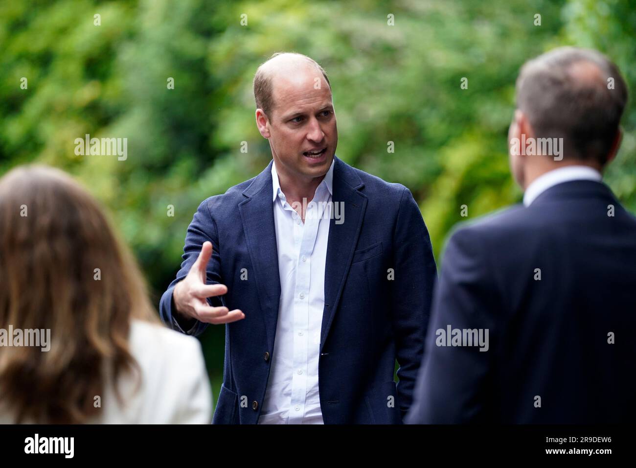 Der Prince of Wales während eines Besuchs im Faithworks Carpentry Workshop in Bournemouth, Dorset, als Teil seiner Reise durch Großbritannien, um ein Projekt zur Beendigung der Obdachlosigkeit zu starten. Foto: Montag, 26. Juni 2023. Stockfoto